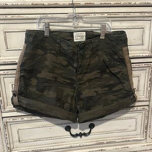 Sanctuary Green and Tan Cargo Shorts Relaxed Fit - Like New!!!